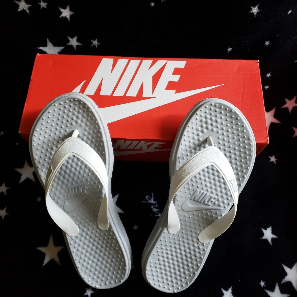 New in box Women's Nike flip flops